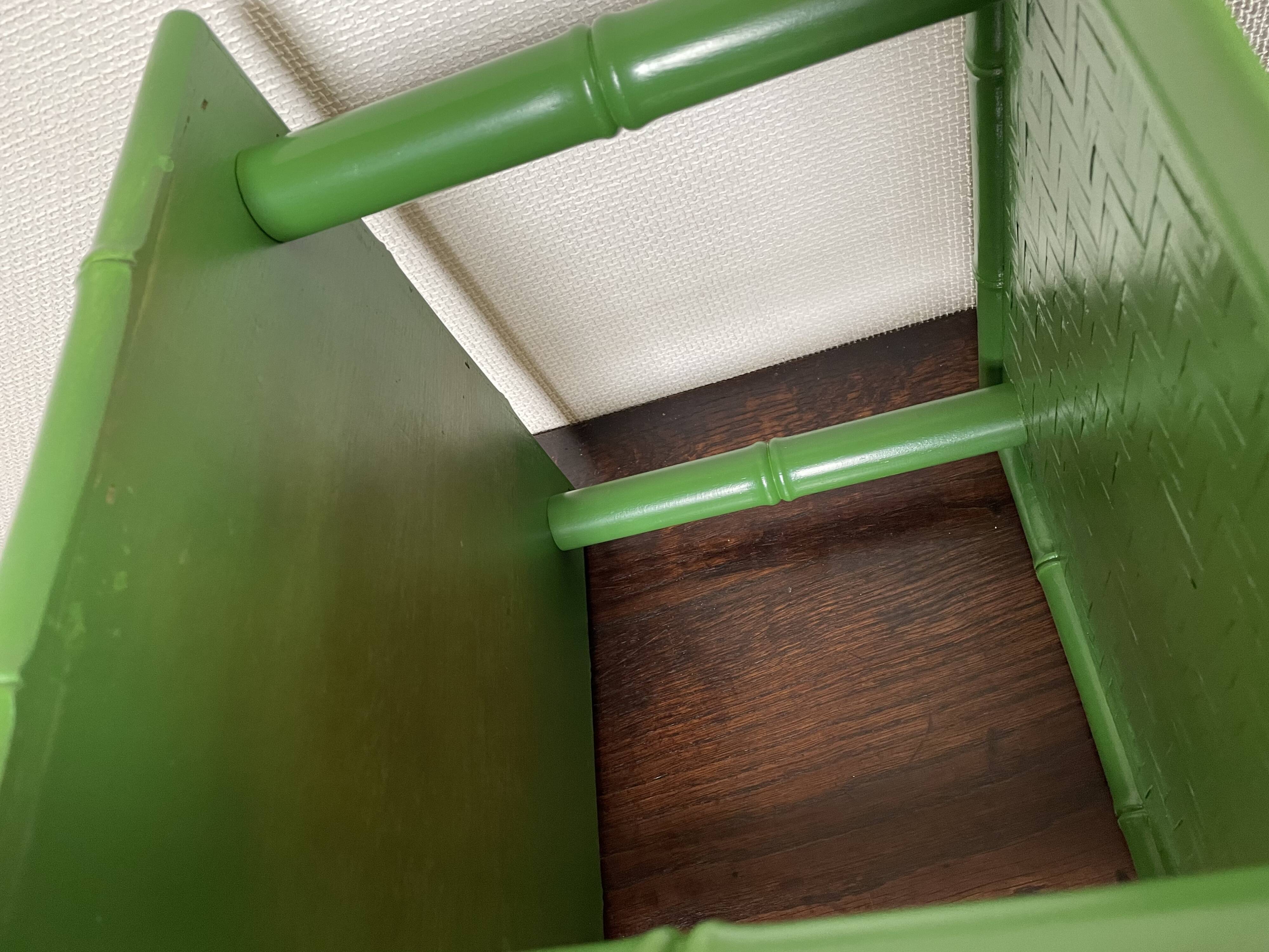 Table with 3 wood and bamboo trays