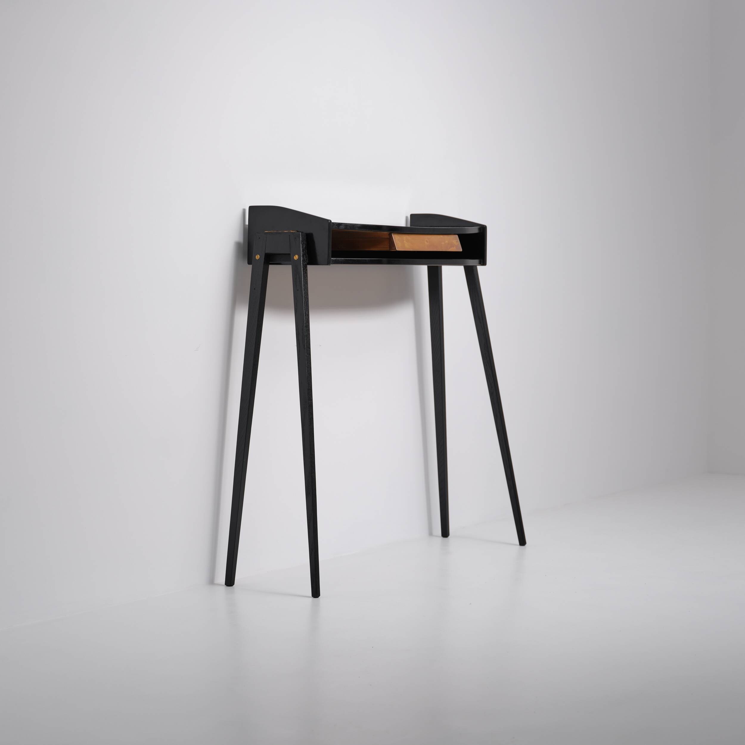 Console italienne en bois laqué noir des années 1950 avec façade de tiroir en laiton