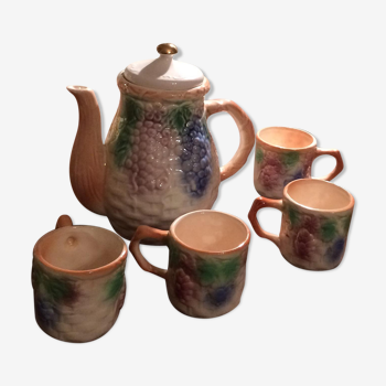 Lot and 4 cups and teapot in dabbling