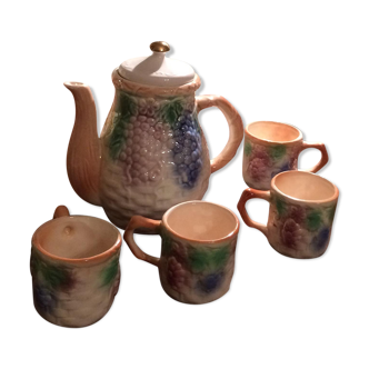Lot and 4 cups and teapot in dabbling