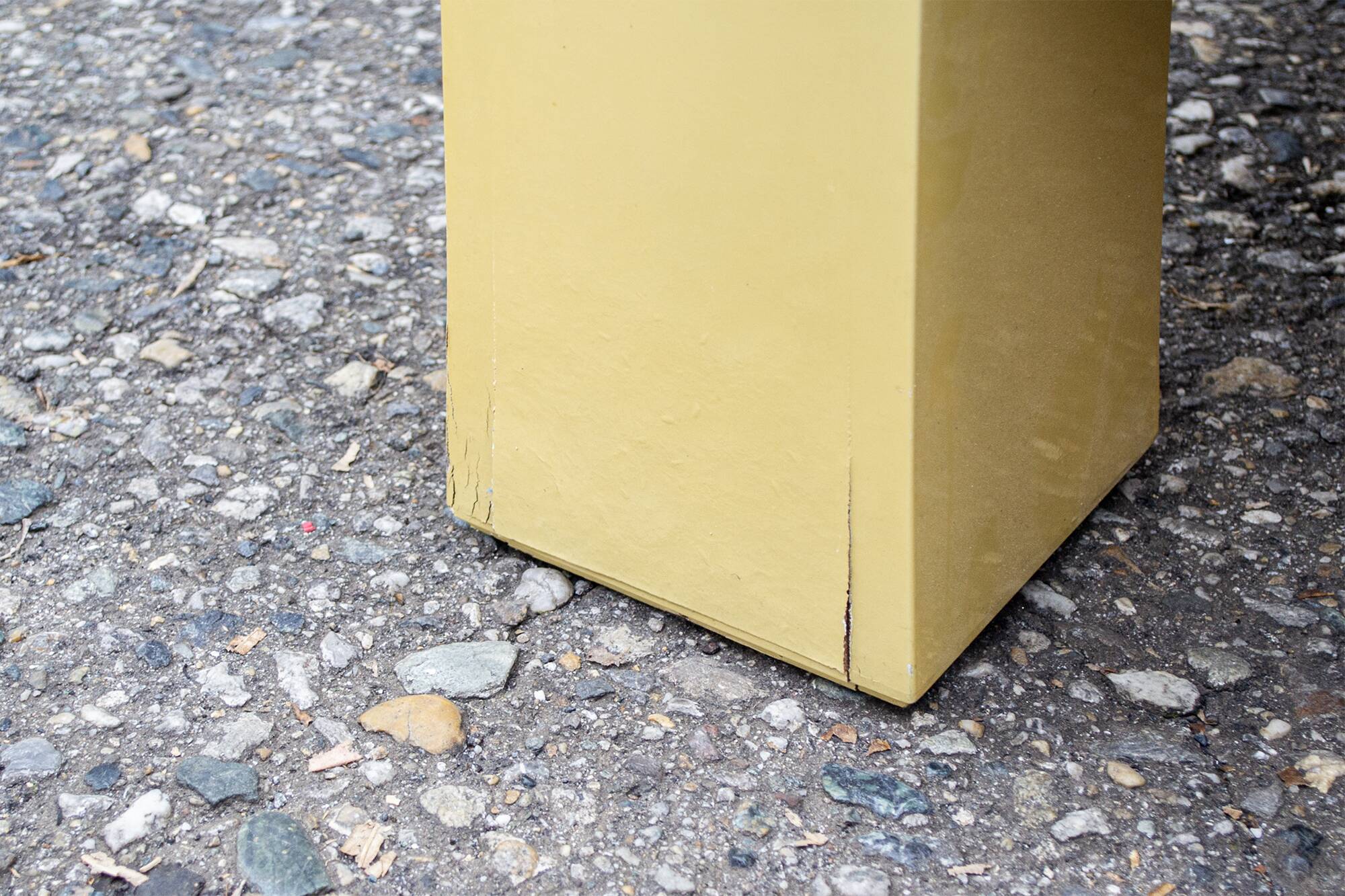 Tavolino Antonio Pavia in legno laccato e ottone, 1970s