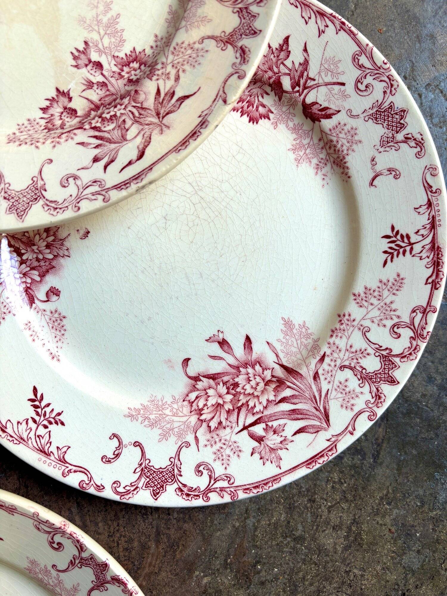 6 Boulenger & Cie flat plates in ecru and pink enamelled ironstone,