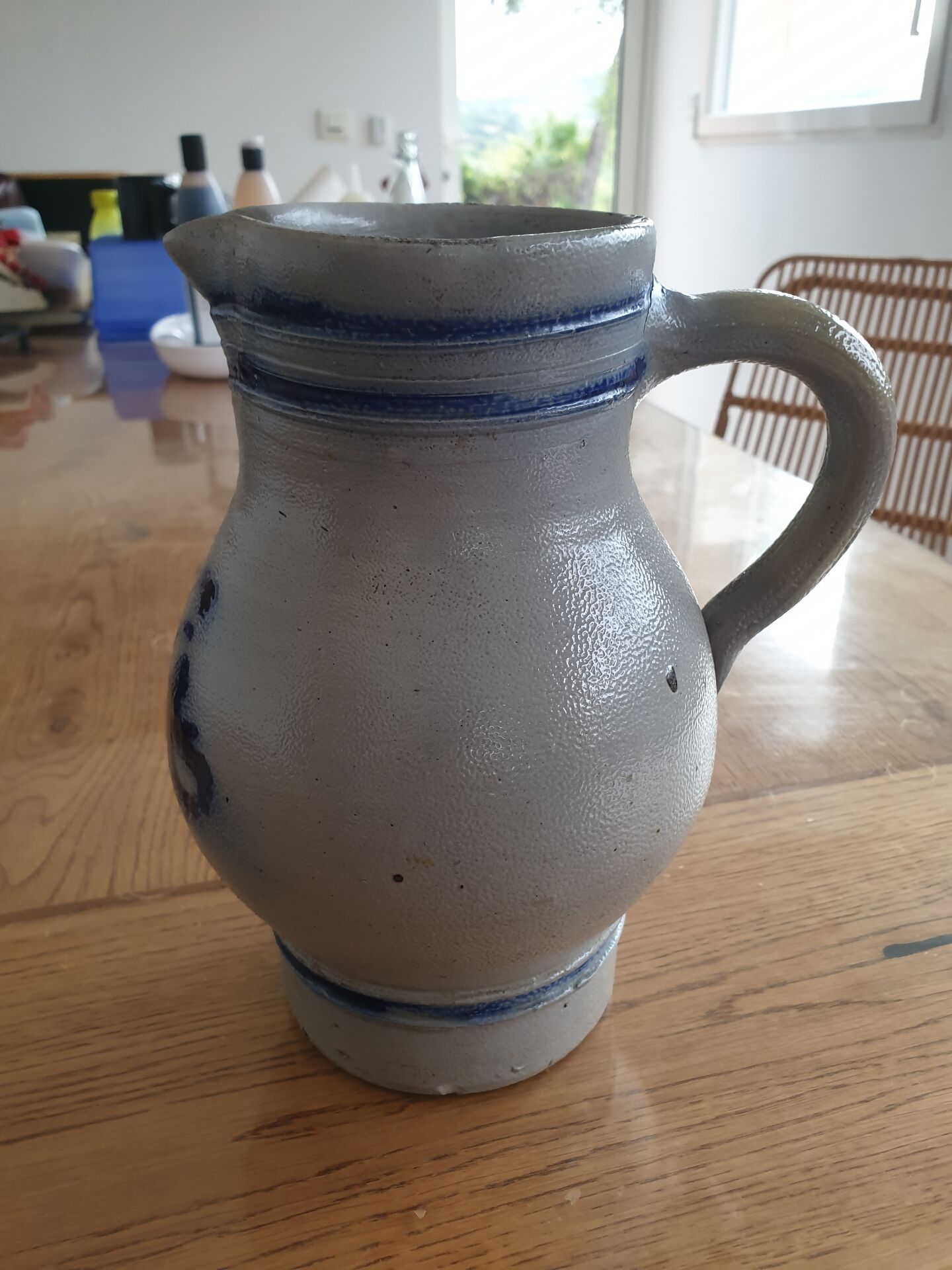 Grey carafe email decoration