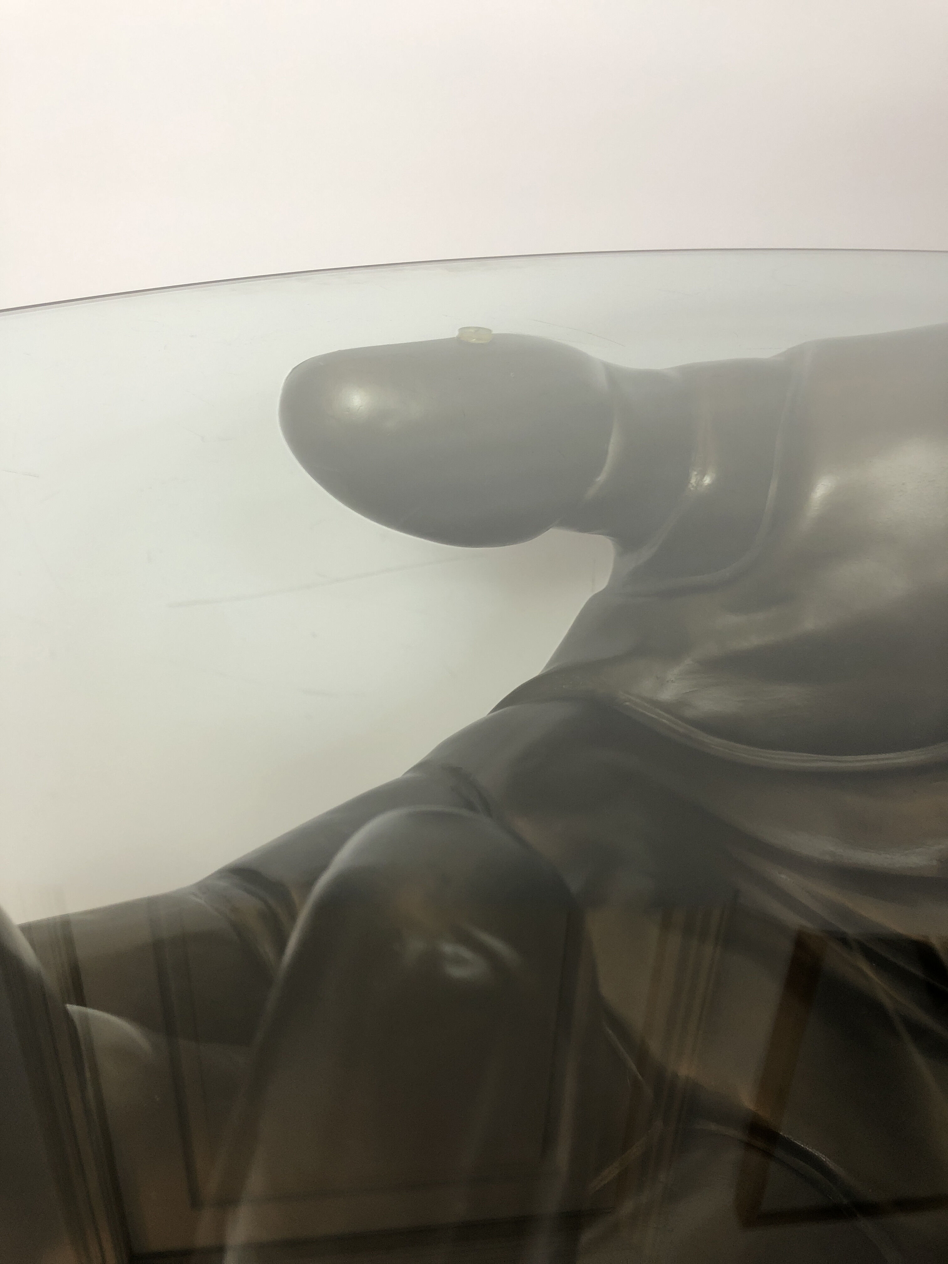 Hollywood Regency hand-shaped coffee table, from the 70s and 80s, in bronze patinated resin.