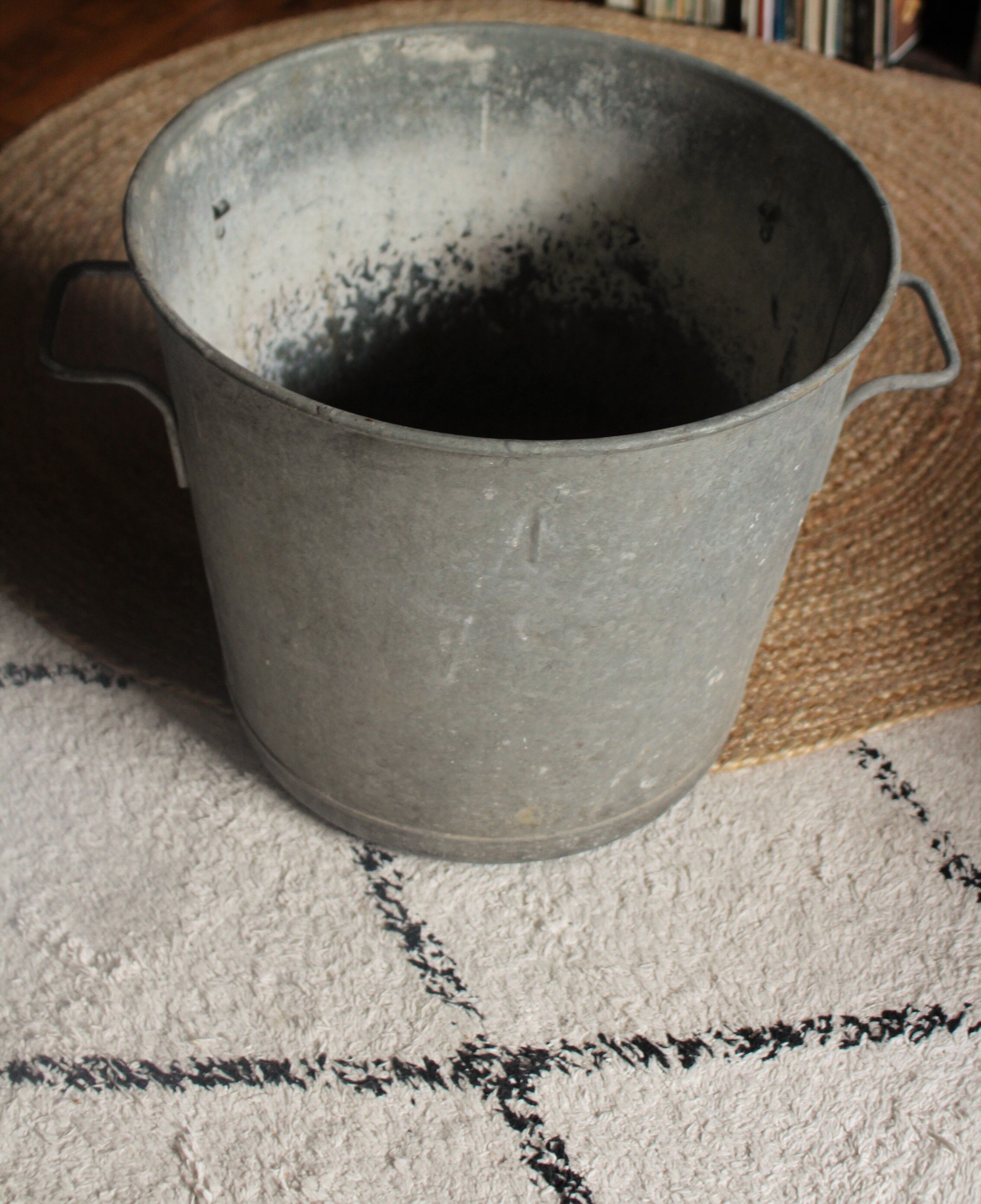 High zinc basin two garden handles