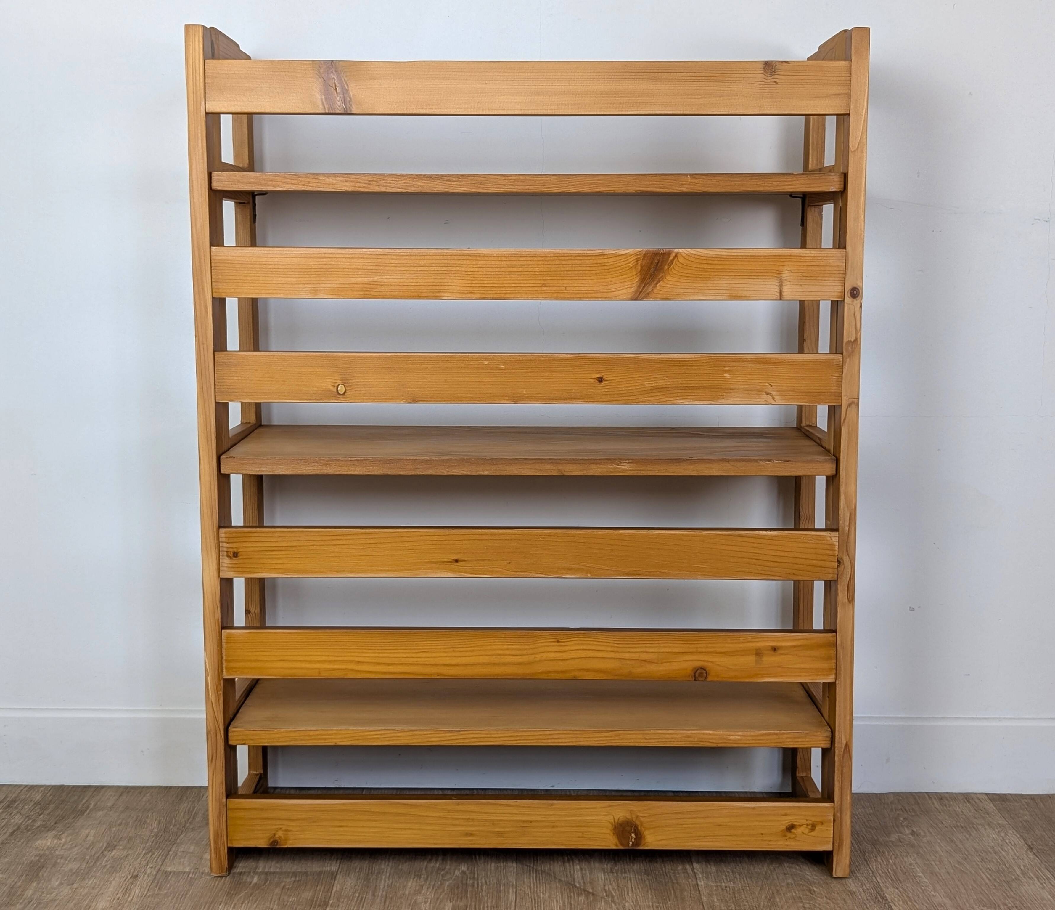 Folding bookcase shelf