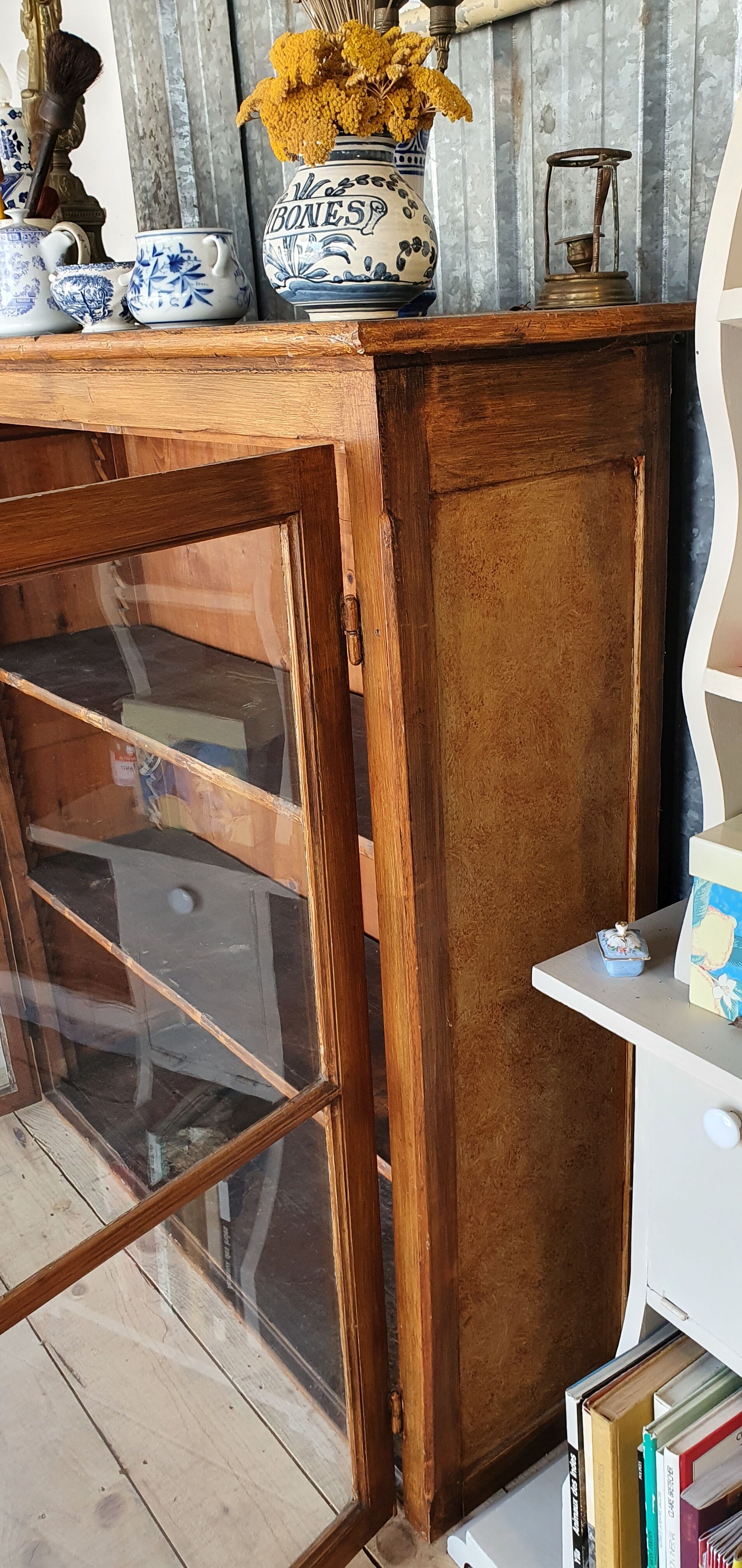 Old showcase