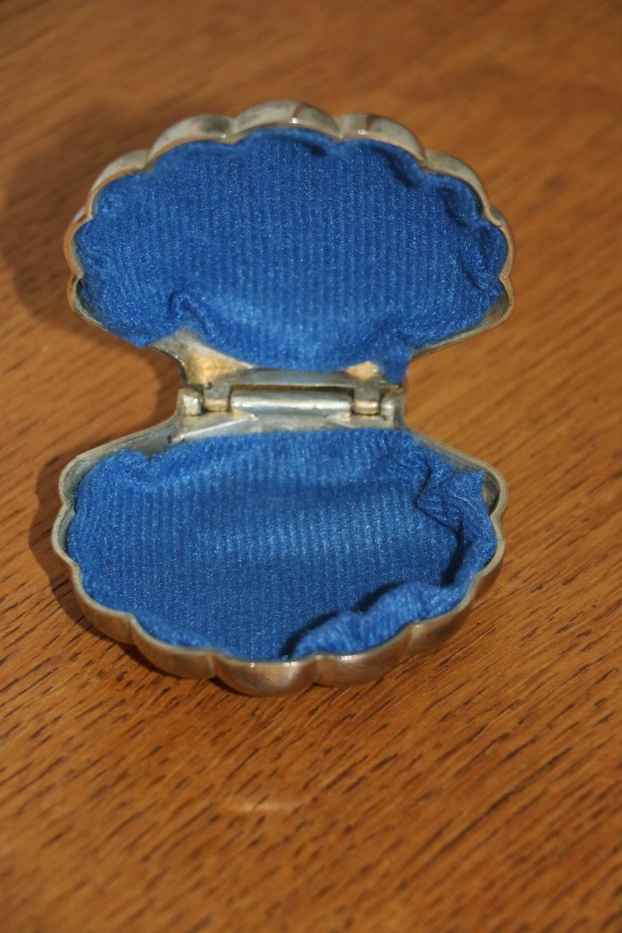 Pocket tray / scallop shell box