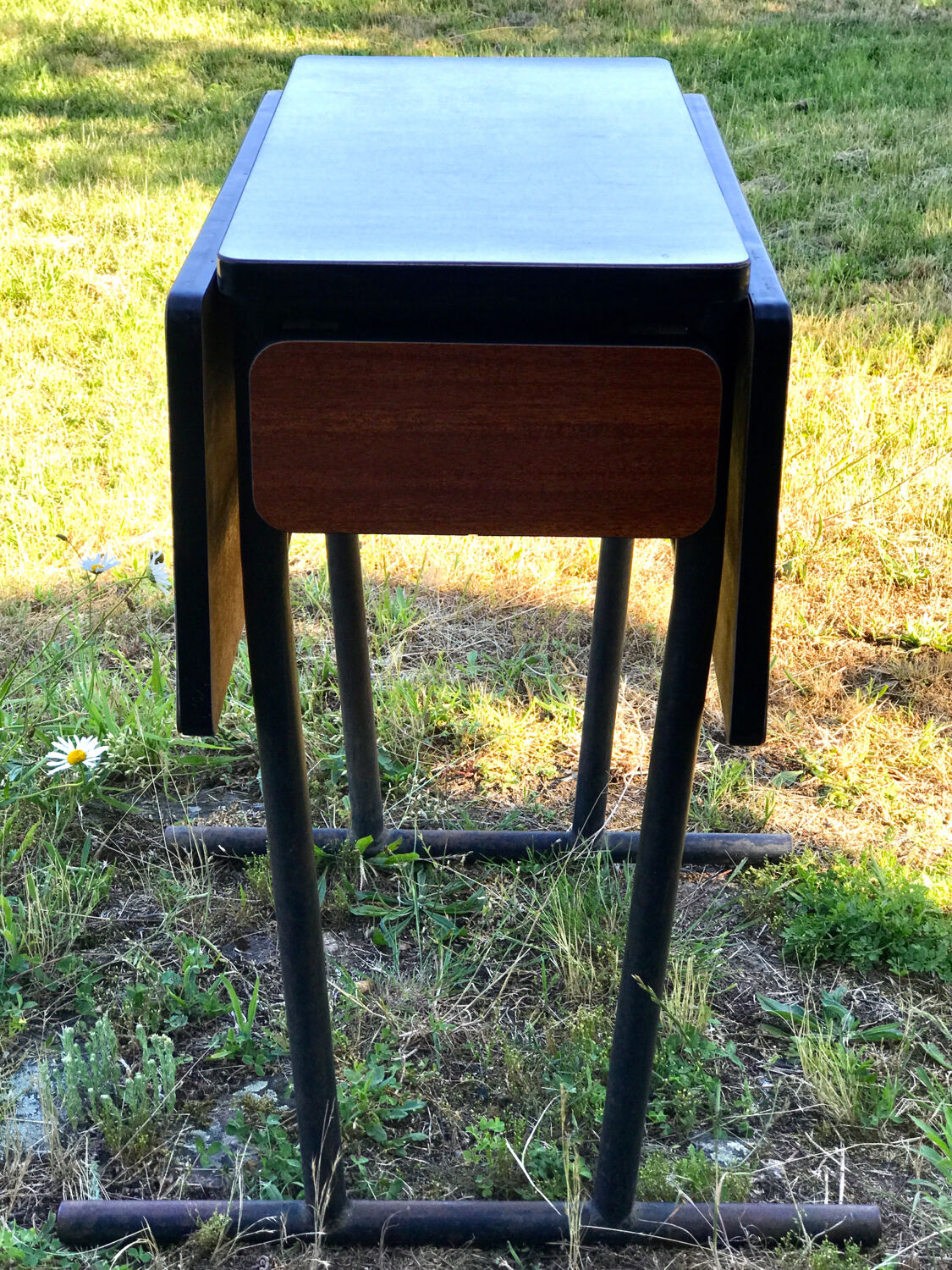 Table formica feet tubes bar