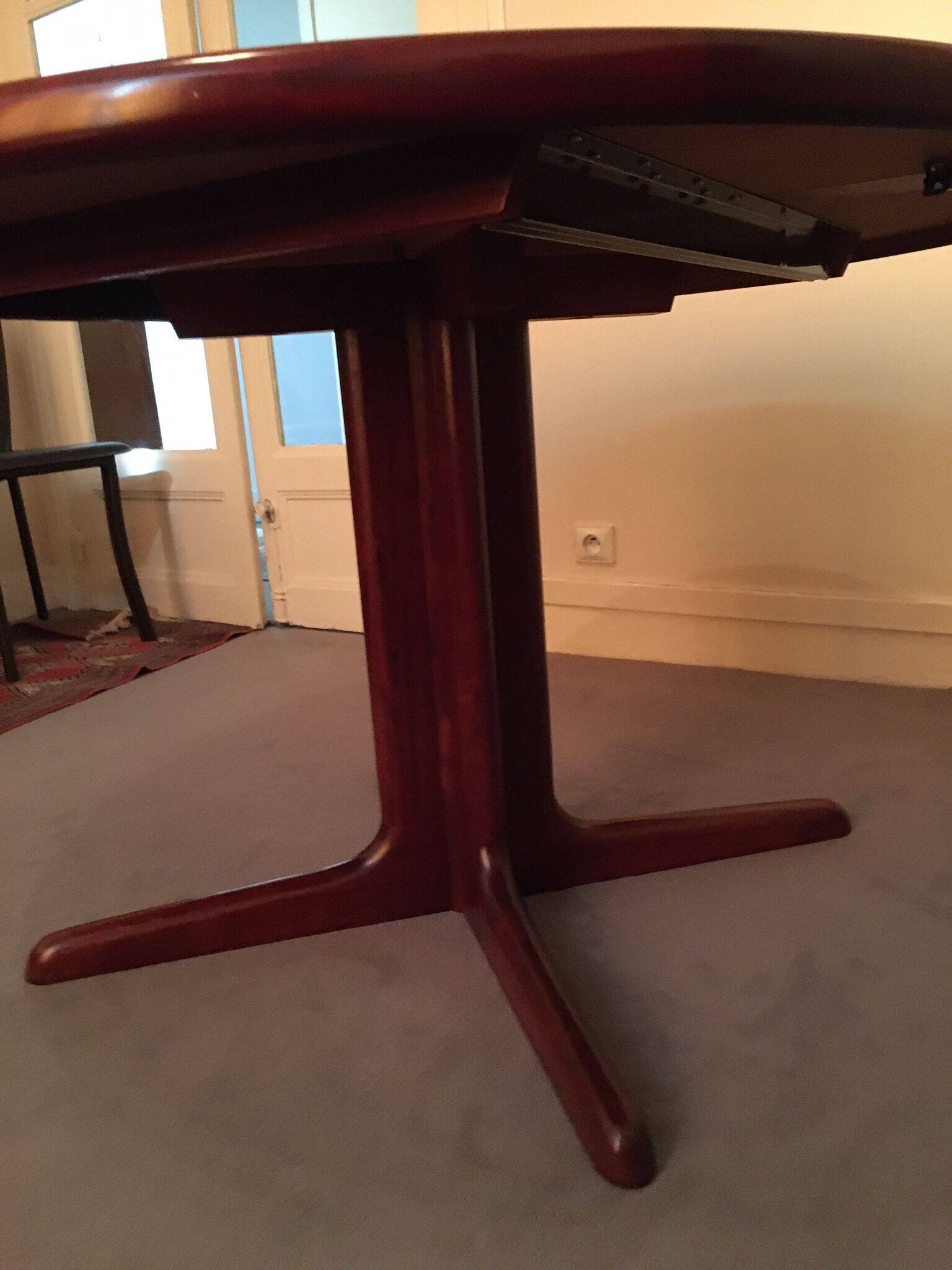 Round rosewood table with central leg, Scandinavian design møllers møbelfabrik