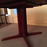 Round rosewood table with central leg, Scandinavian design møllers møbelfabrik