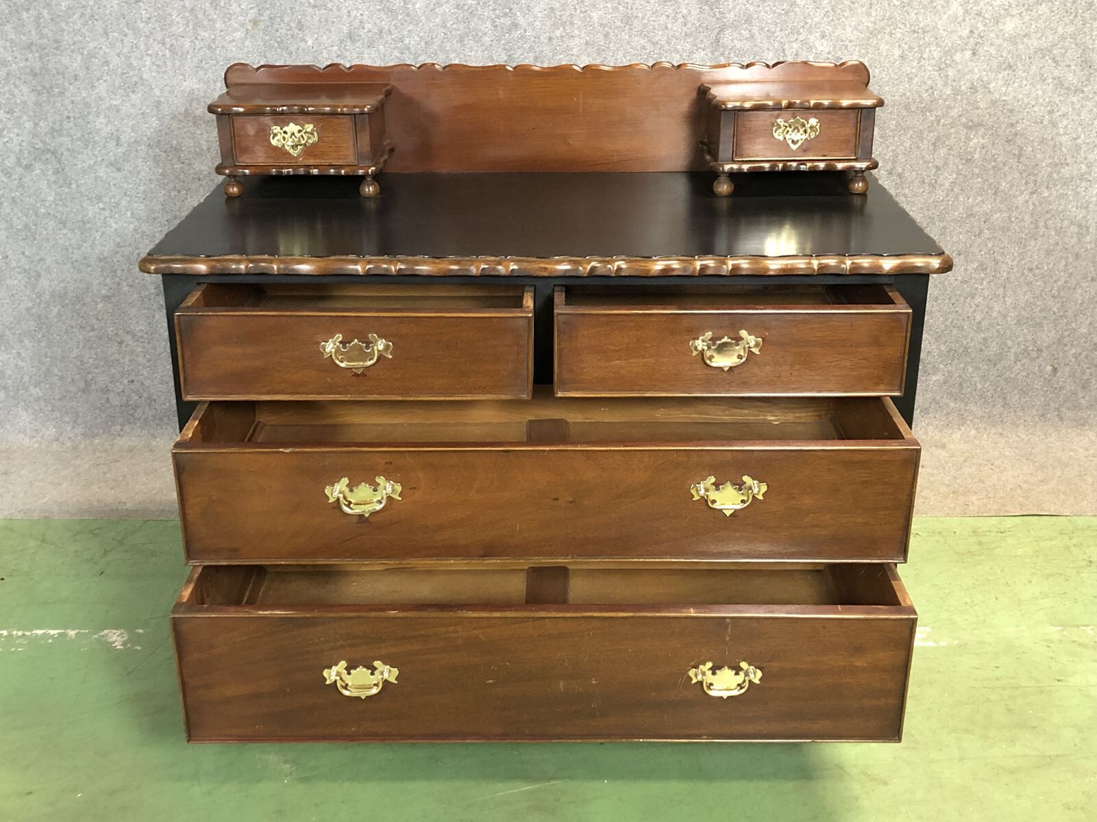 Early twentieth mahogany dresser