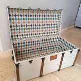 Large flat trunk
