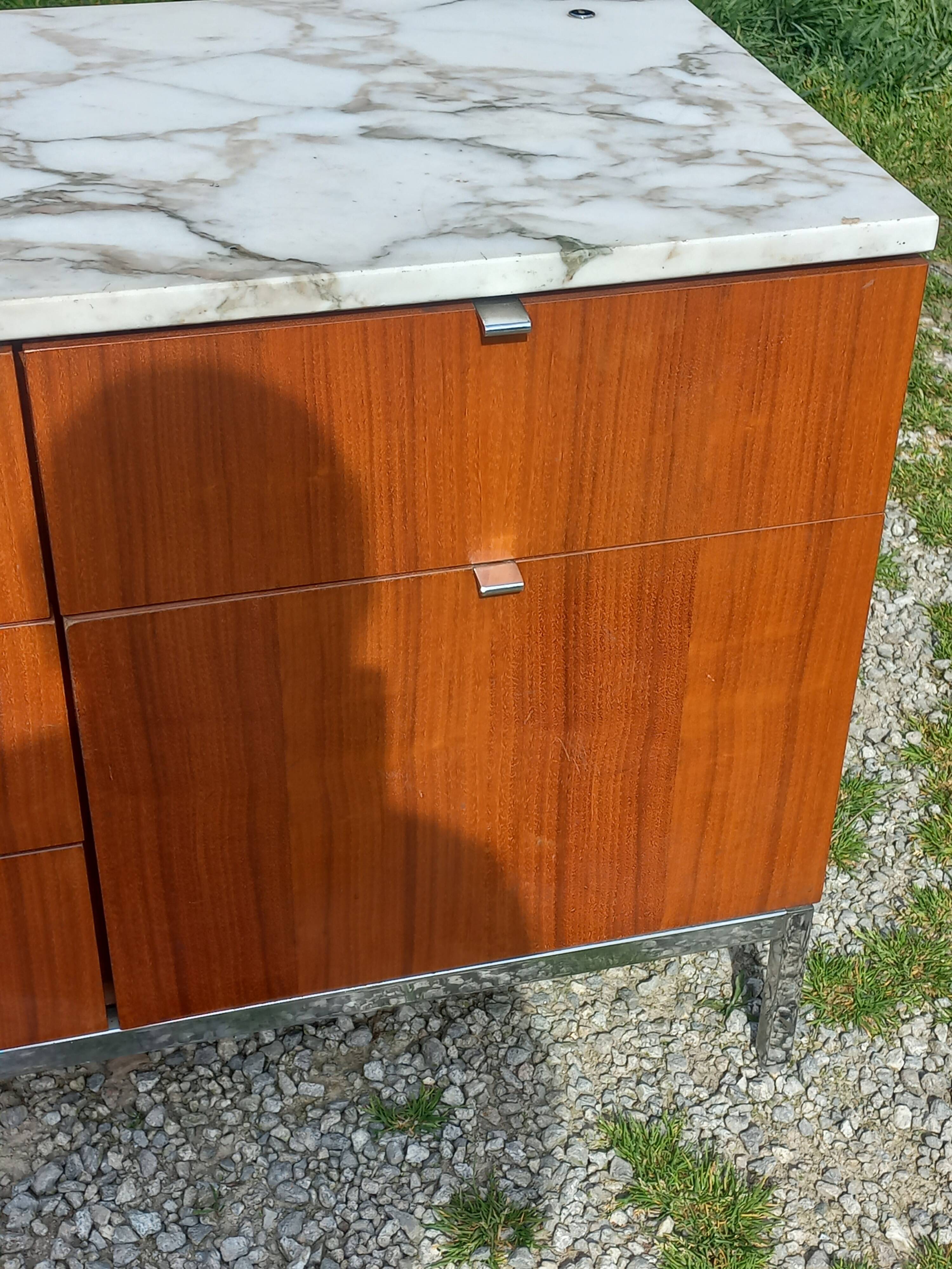 Florence Knoll buffet in wood and marble with chrome legs from the 1970s.