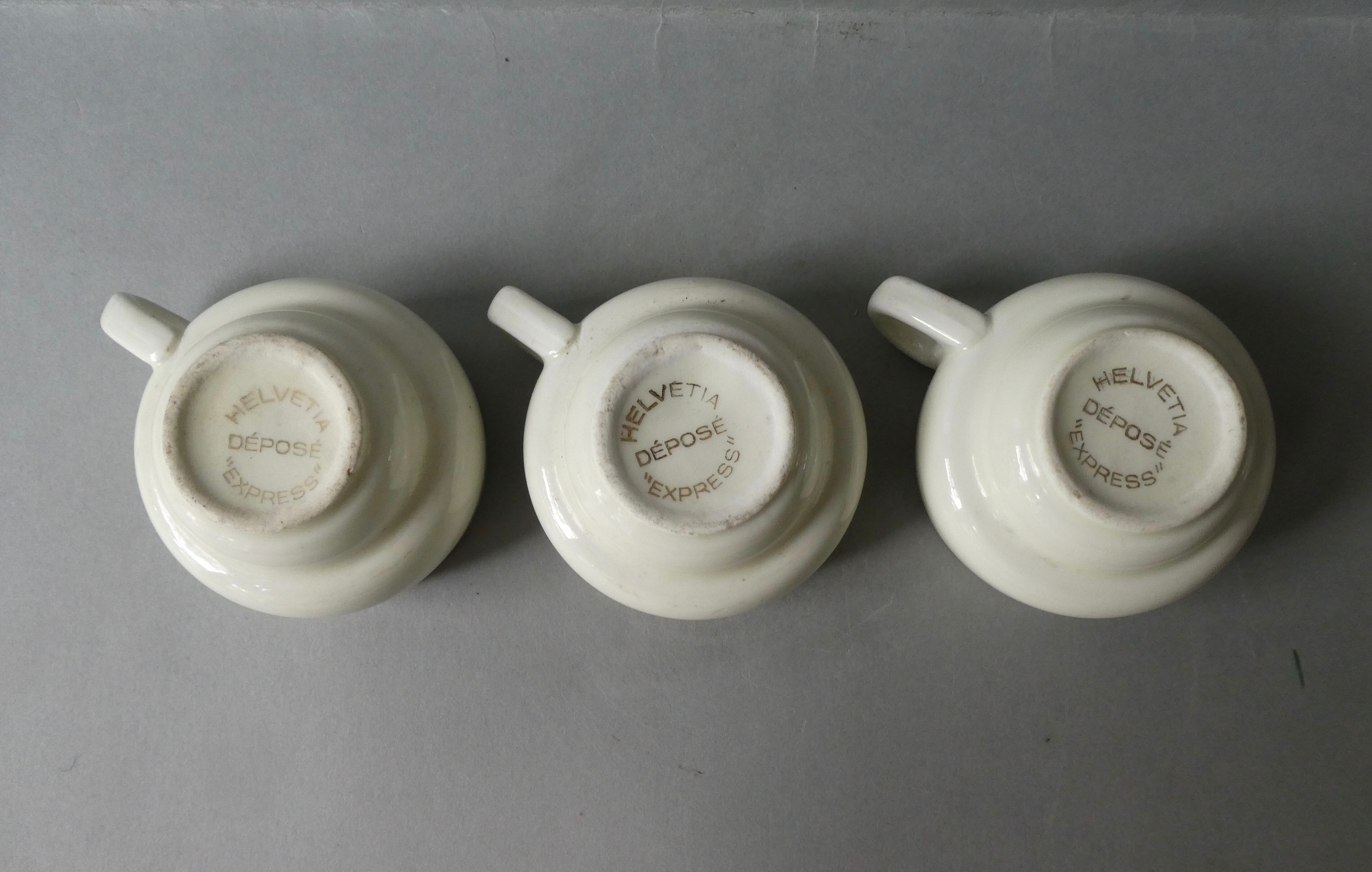 Ensemble de 3 tasses et seau à lait vintage en émail avec