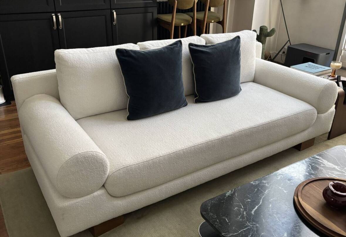 Canapé 3 places Omnight par NV Gallery en tissu bouclette blanche