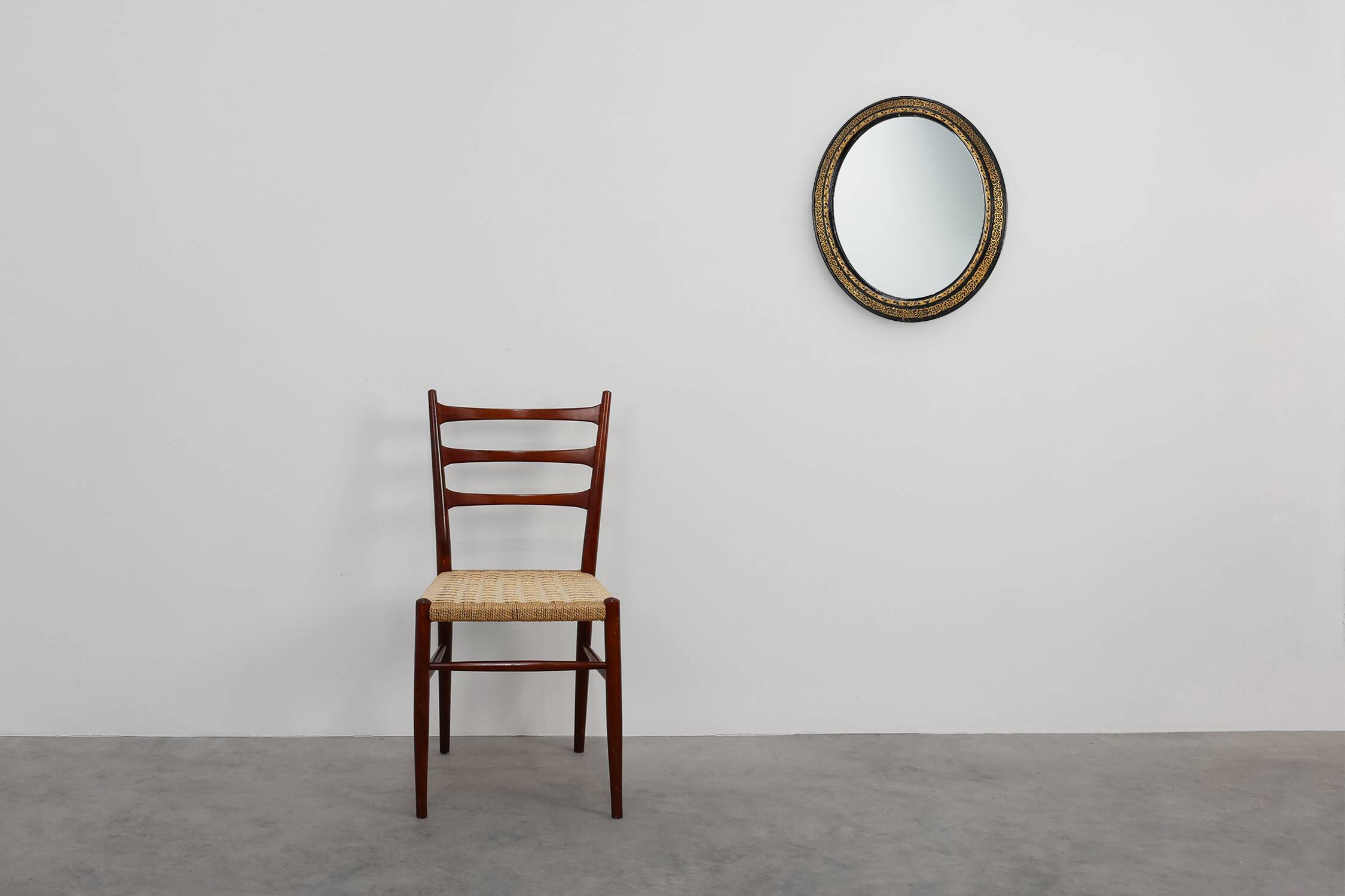 Miroir ovale néoclassique français en noir et or, 20e siècle