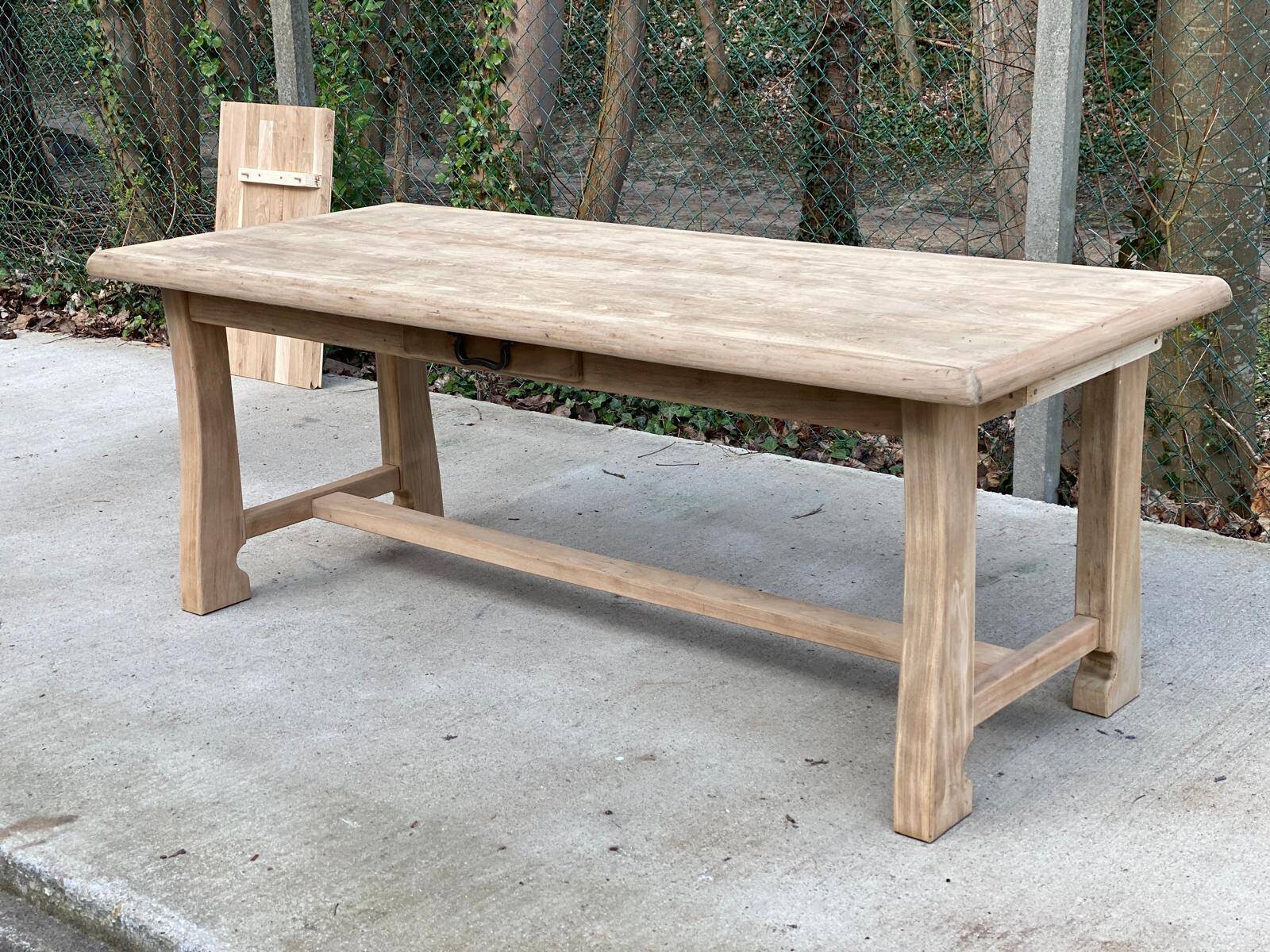 Table de ferme extensible rénovée en chêne brut 300cm pieds sculptés