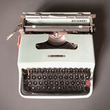 Machine à écrire vintage et design Lettra 22 Olivetti