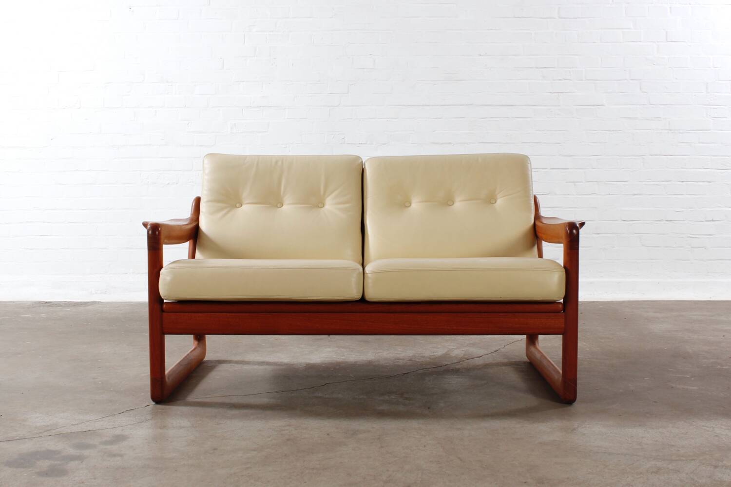 Canapé vintage 2 places Holstebro en teck, design danois du milieu du siècle