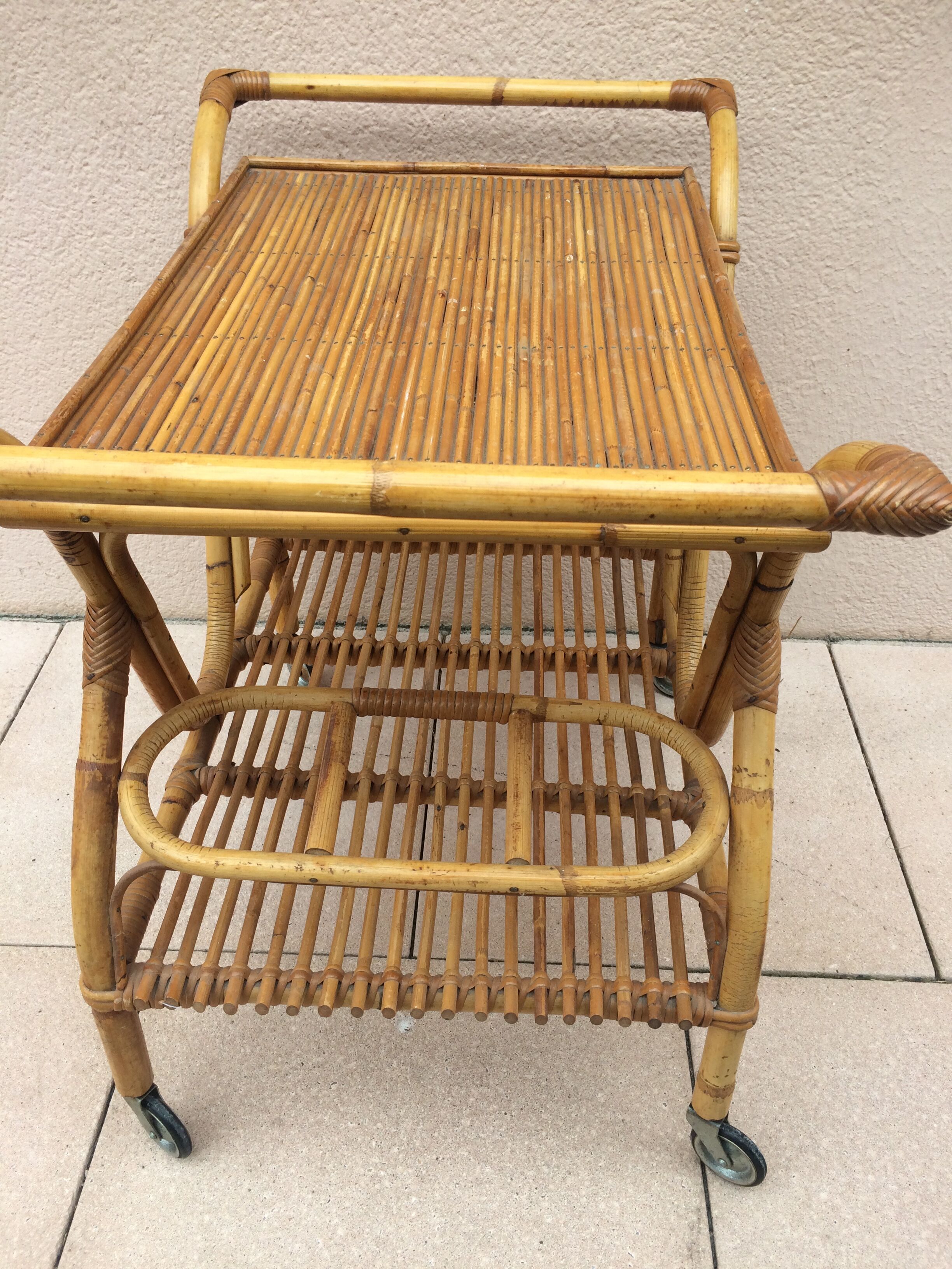 Rolling table in natural wicker of the 1970s