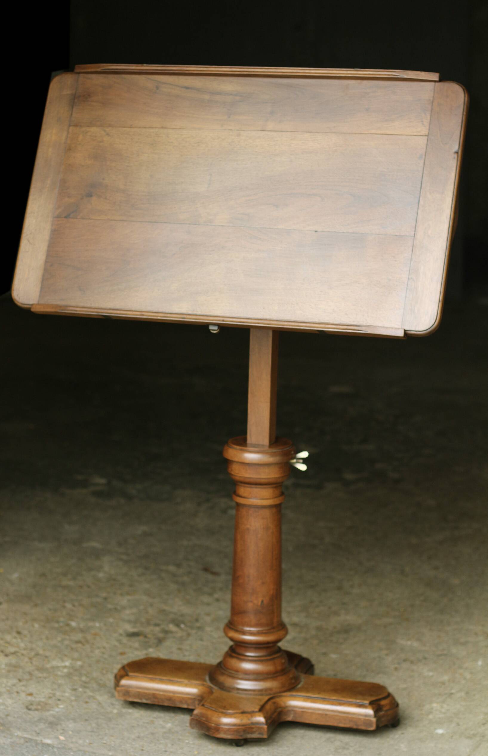Beautiful "sun" table in solid walnut. Patented. Around 1900.