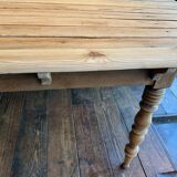 Grande table à manger en bois brut