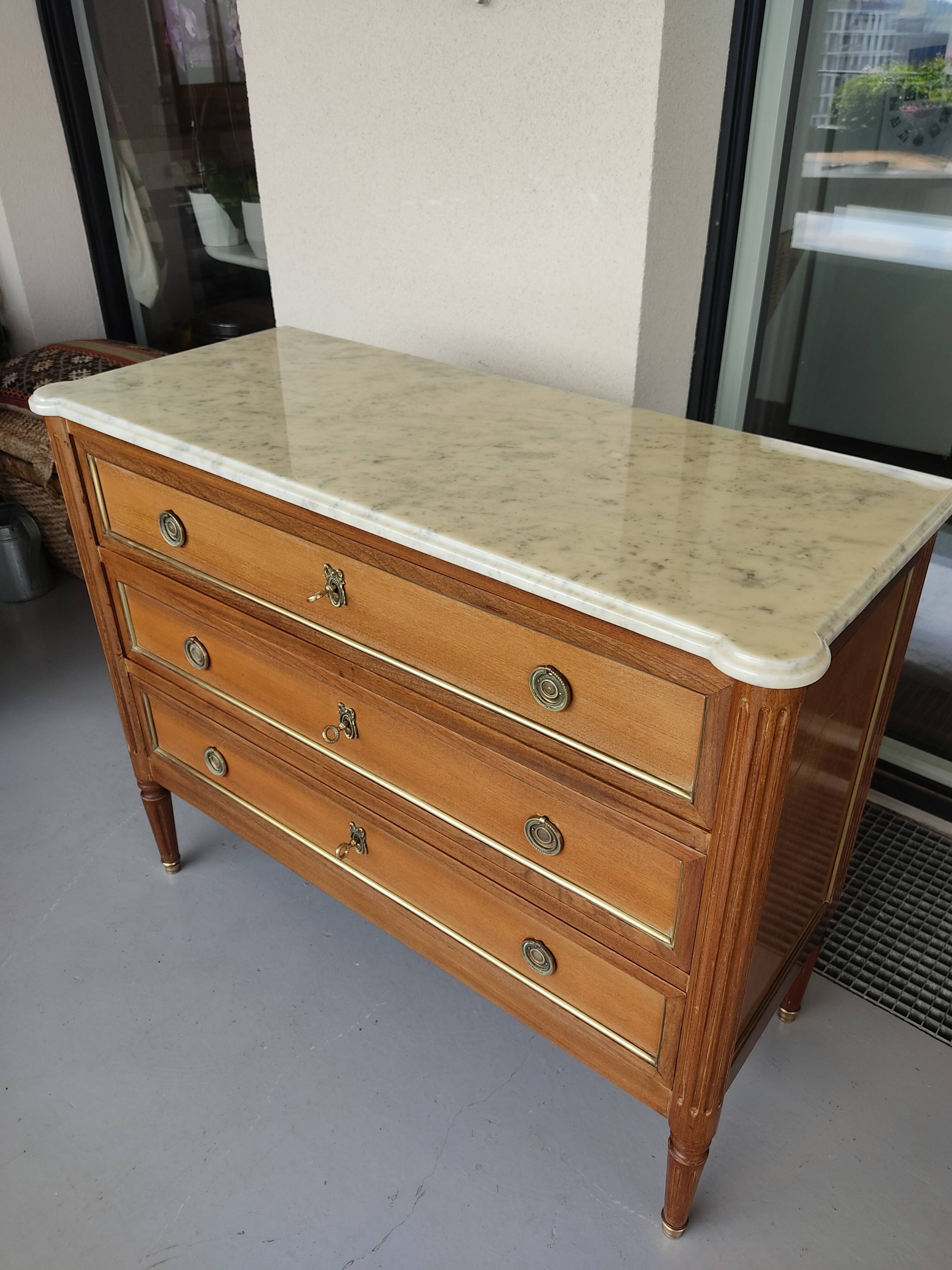 Commode style Louis XVI