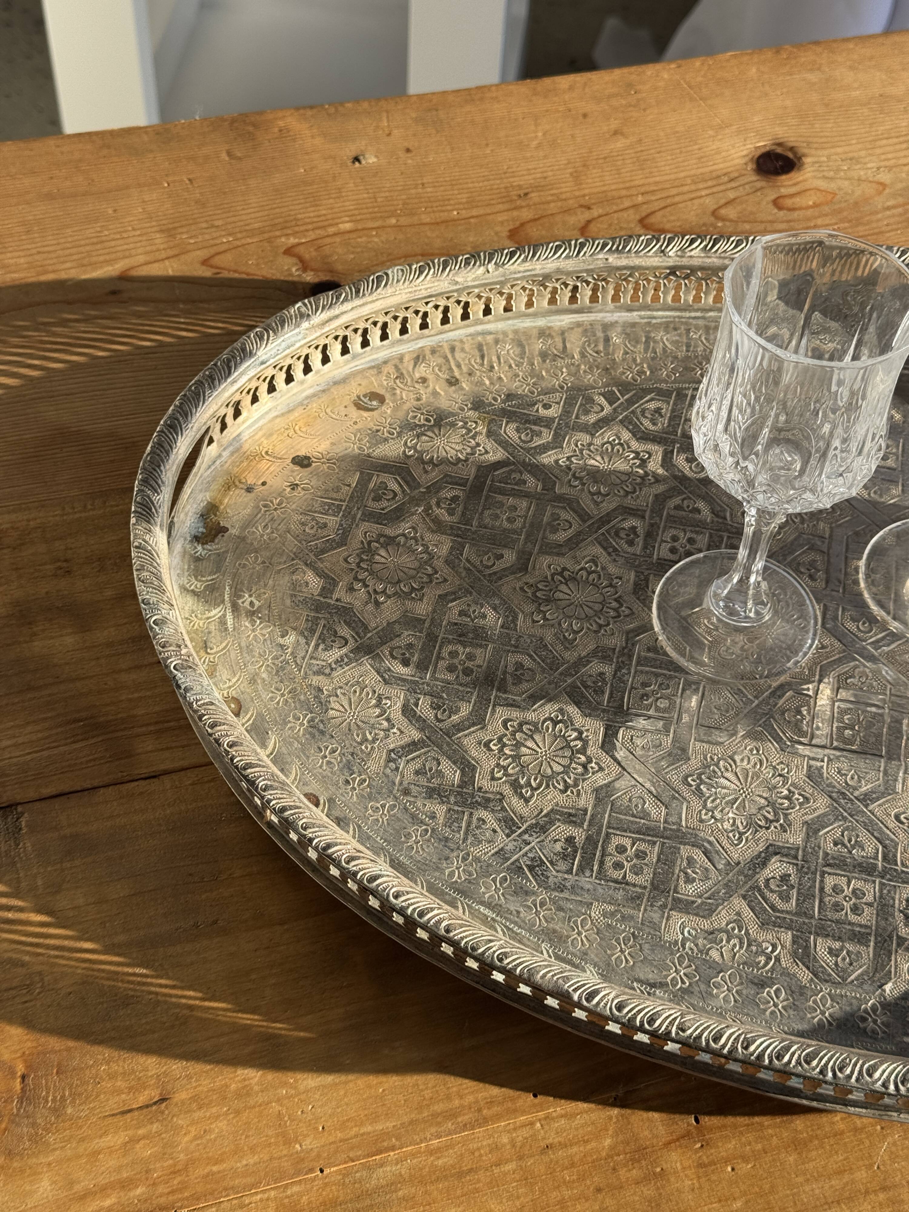 Oval Moroccan plateau engraved on a base 50x35.