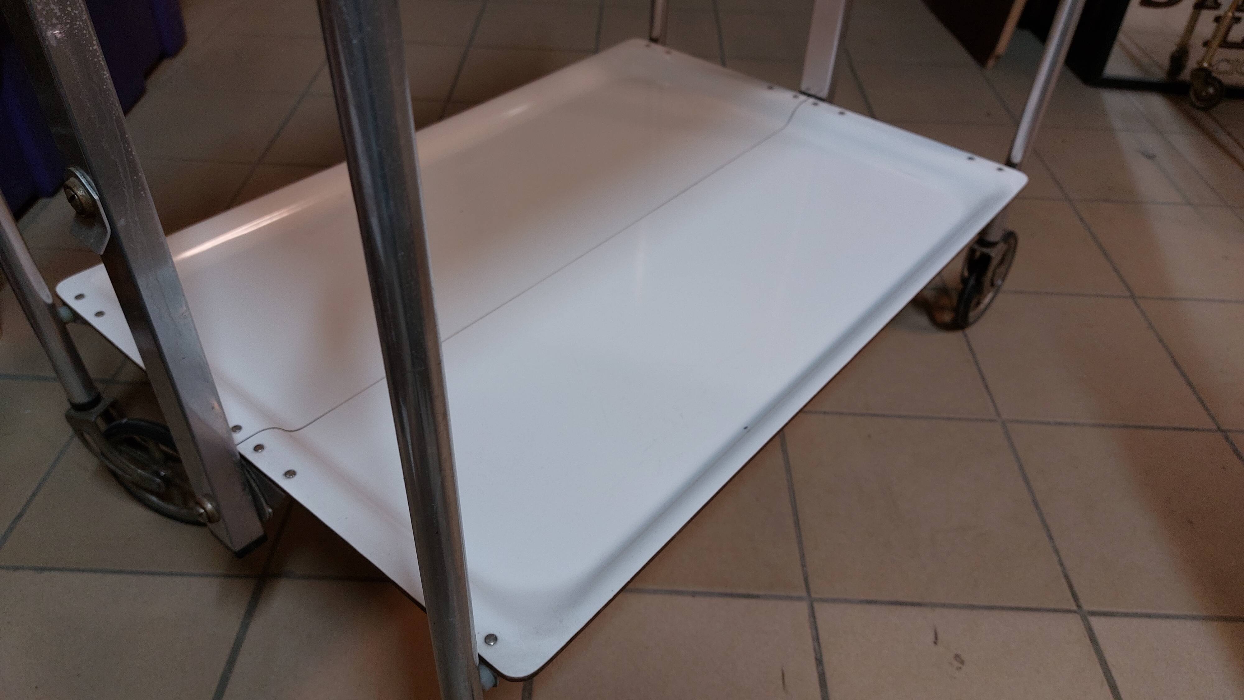 Folding tray with vintage wheels Textable in white formica