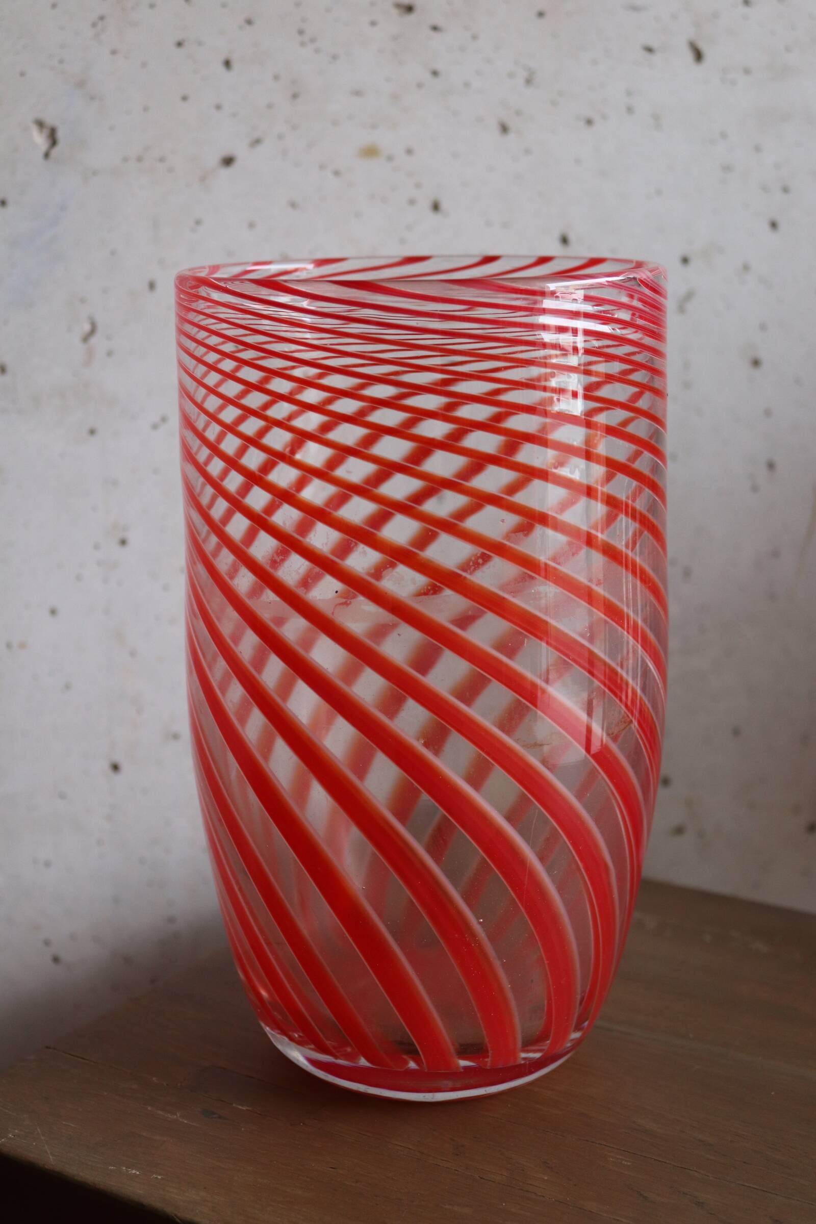 Blown glass vase with red spirals - Murano
