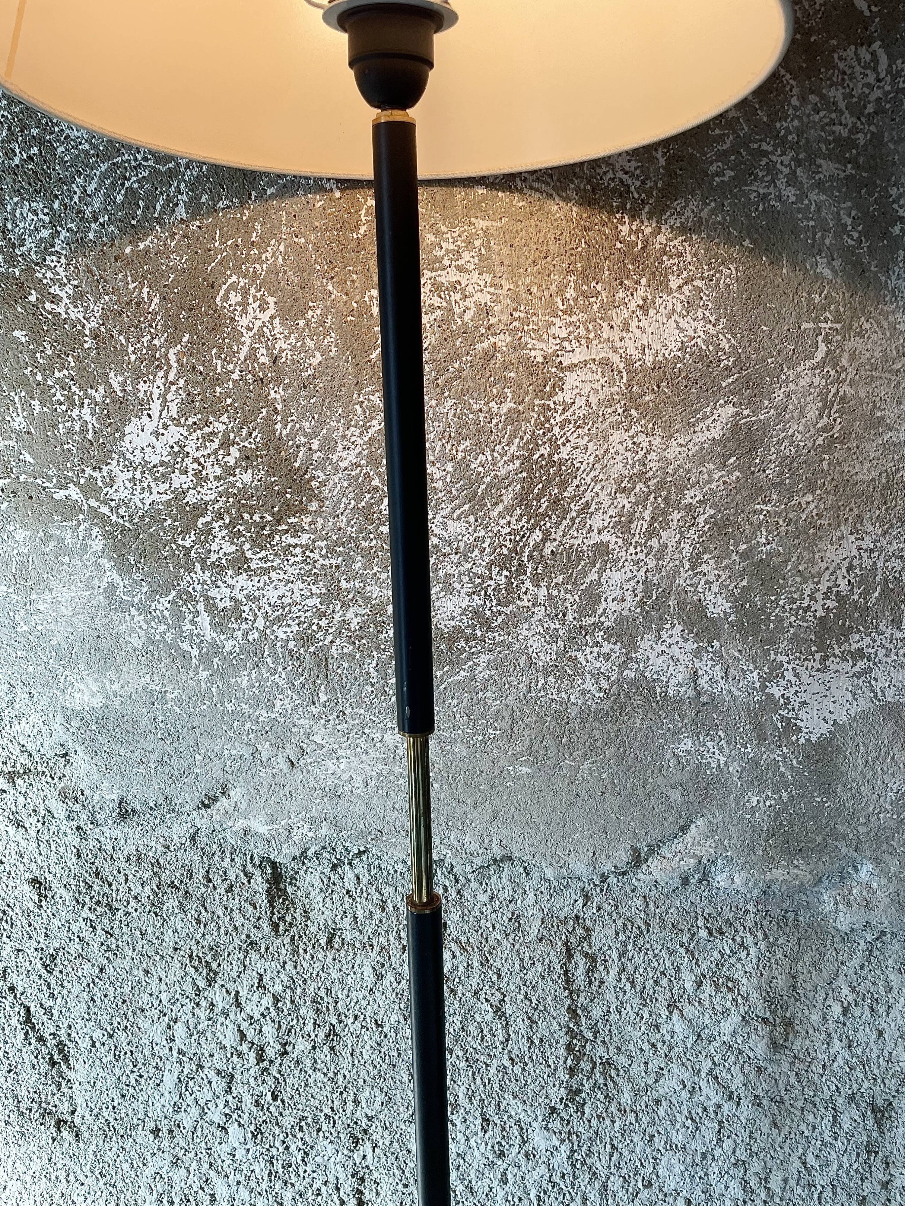 1960s floor lamp in brass and black lacquered steel