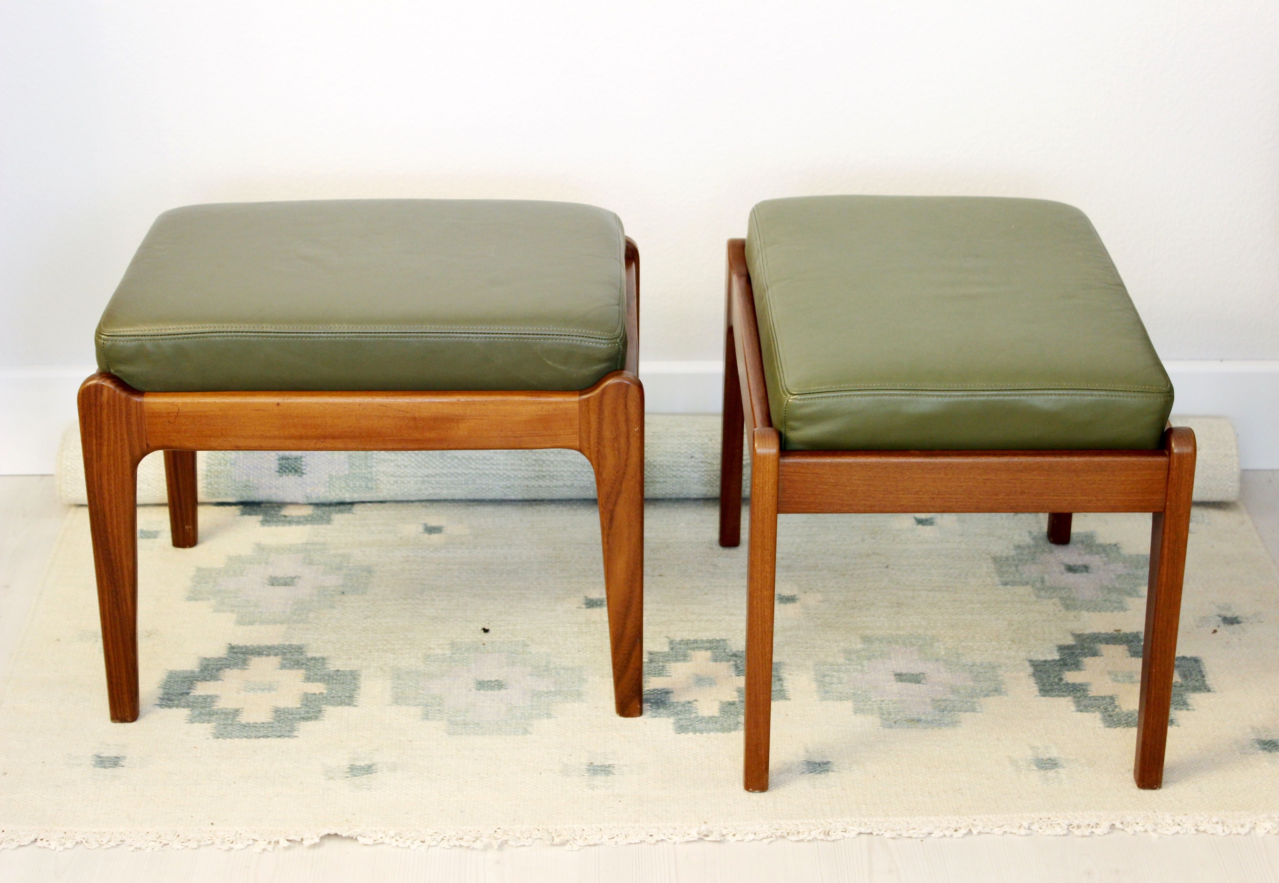 Pair of Mid-Century Stools in oliv leather