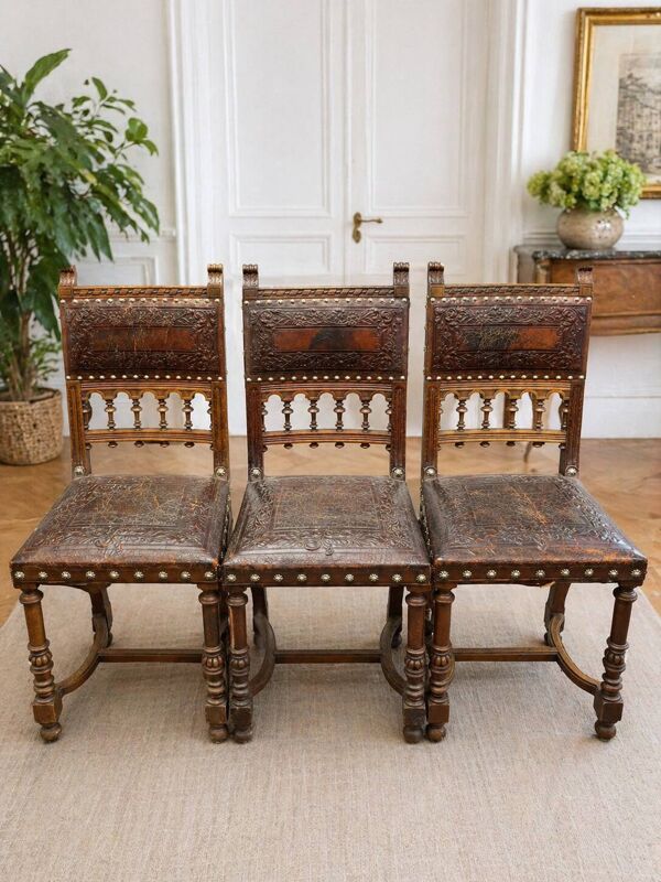 Chaise ancienne style Henri II chêne massif cuir