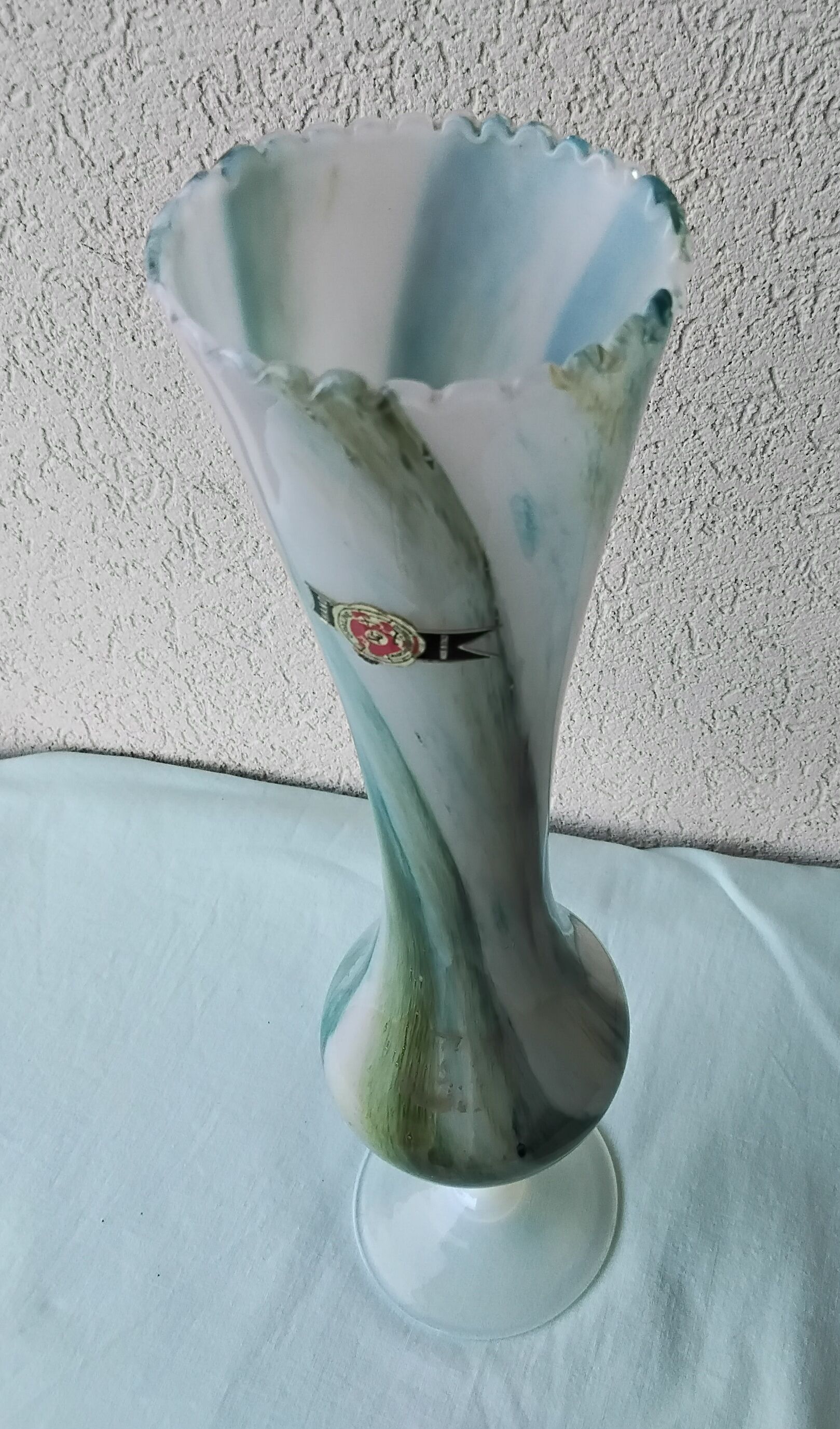 Footed vase in Italian opaline.