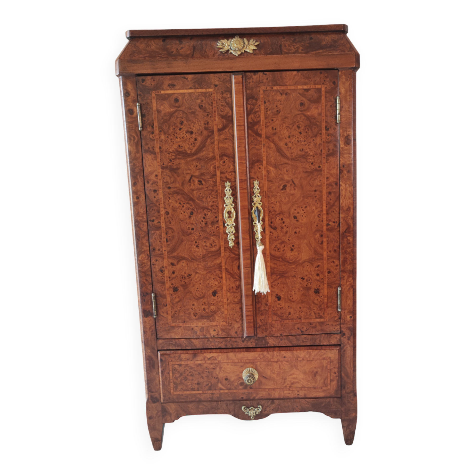 Armoire miniature en noyer Burr