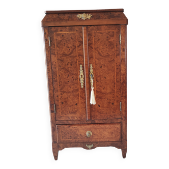 Armoire miniature en noyer Burr