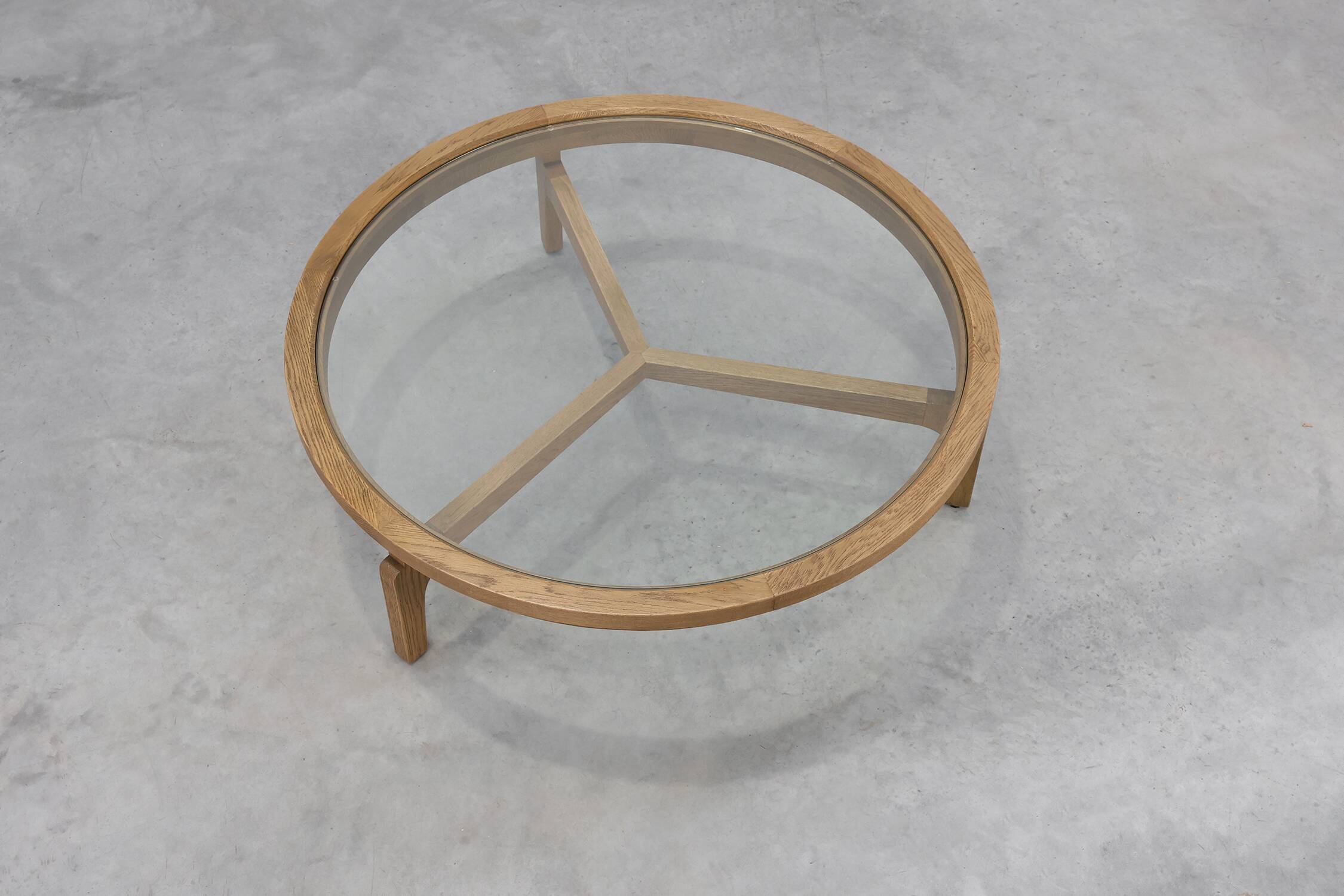 Table moderne en bois de cèdre et verre, Italie fin du 20e siècle