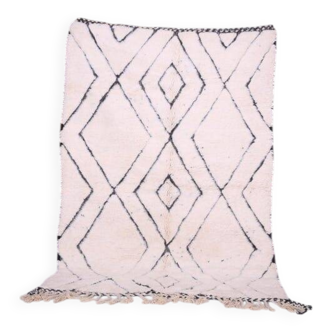 Handmade traditional Moroccan Berber rug size 200 x 300 cm.