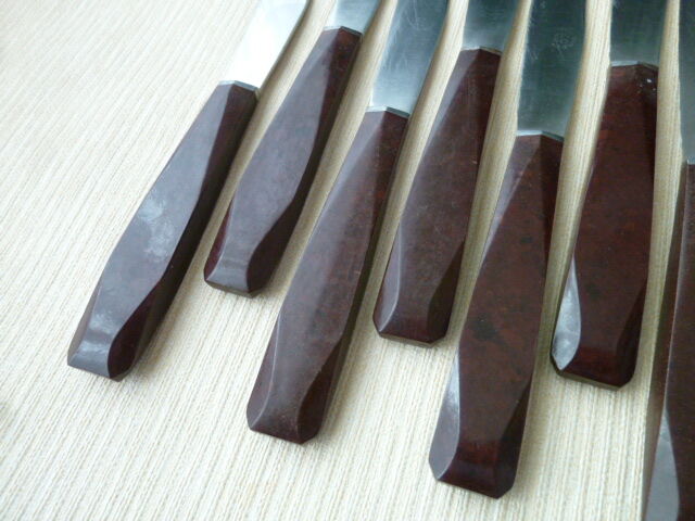 Box of 12 table knives in stainless steel and bakelite EC 144