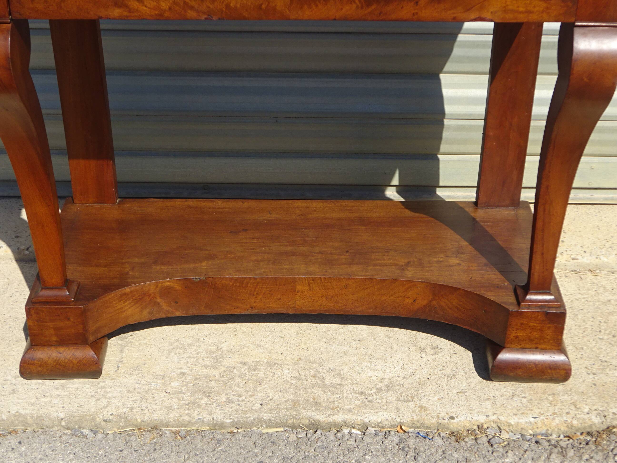 Console époque Restauration, style  Charles X en noyer avec marbre griotte