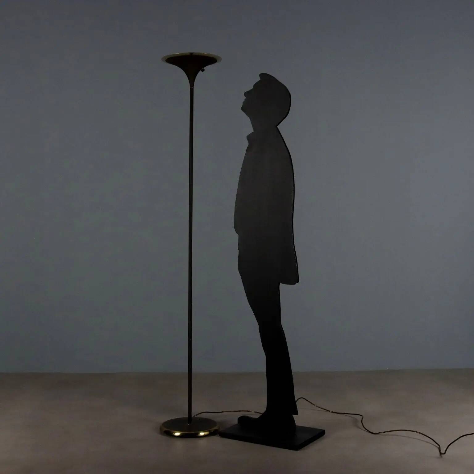 Vintage floor lamp in enamelled metal and brass, design, Italy, 1980s