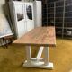 Table plateau bois brut.
