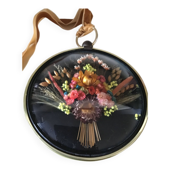 Round frame with dried flowers