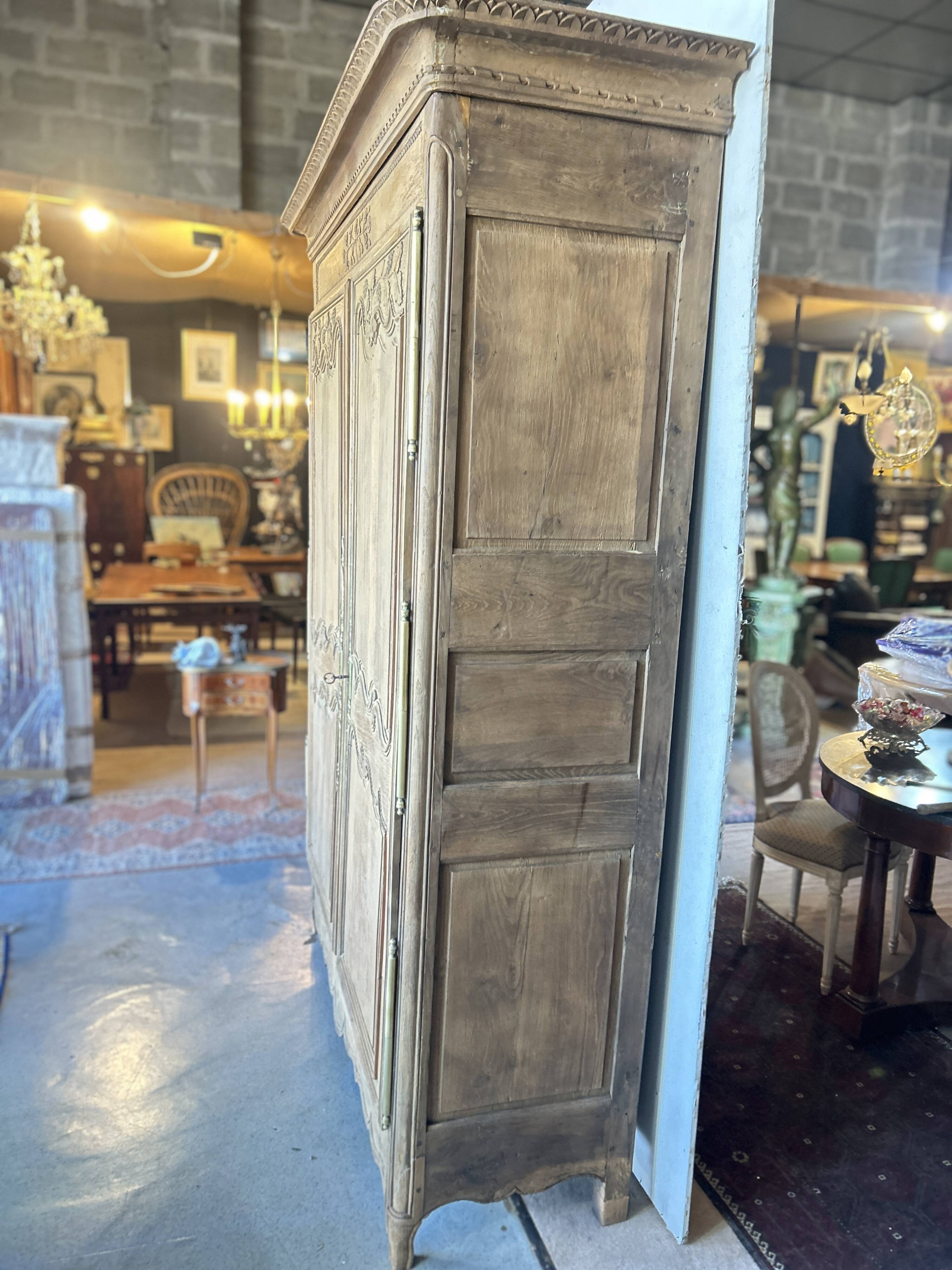 Armoire ancienne ,deux portes,  en chêne décapée, Style Louis XV
