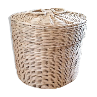 Wicker basket and its lid
