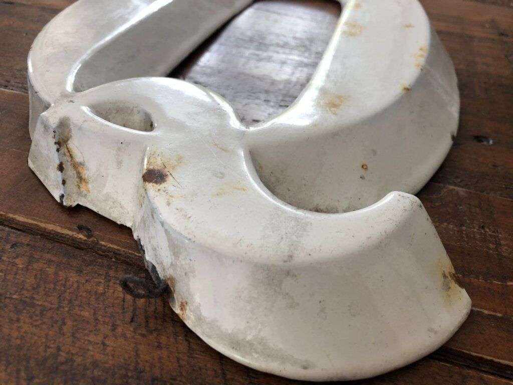 Letter Q - Enamelcast cast iron sign / Godin