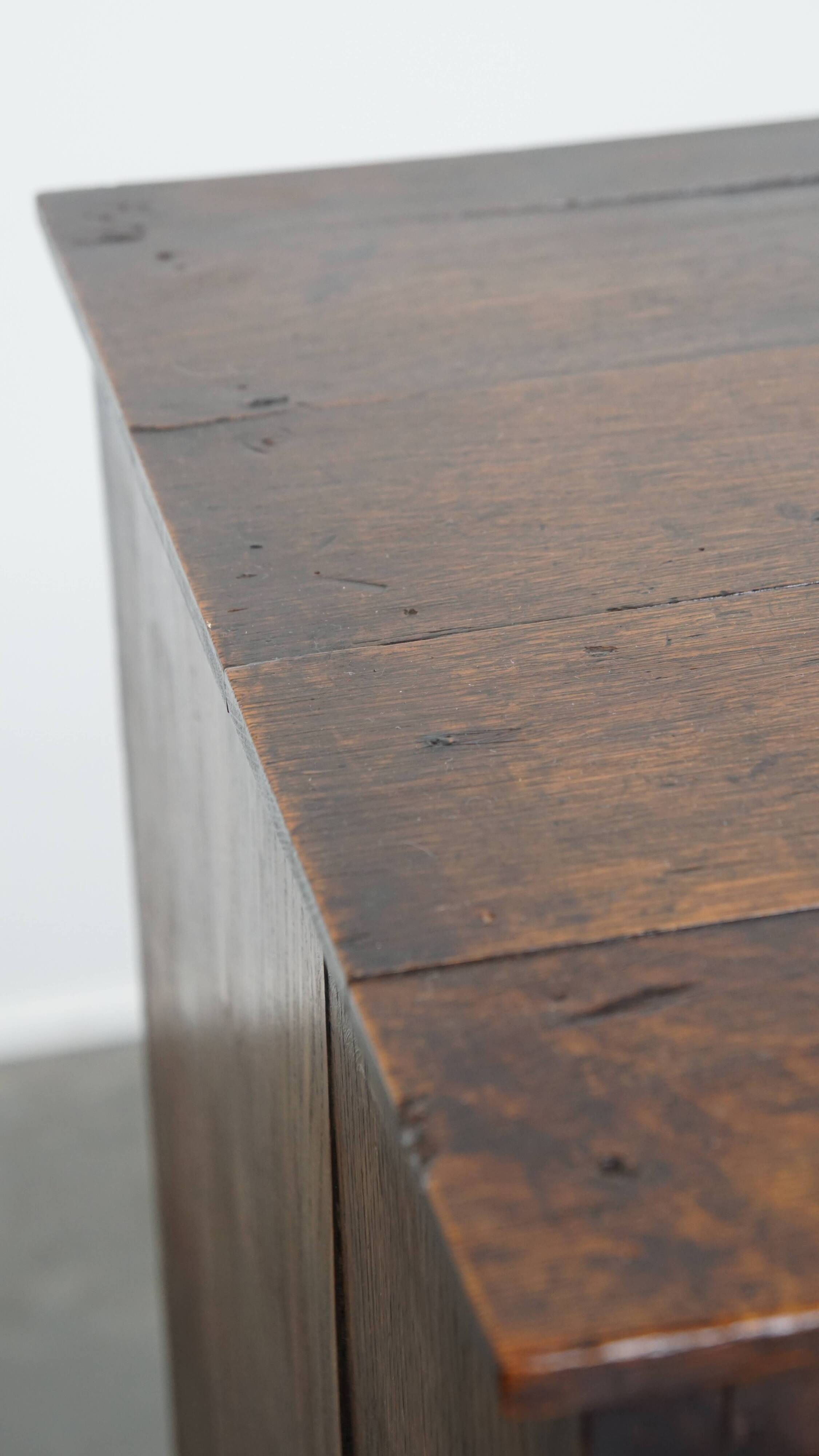 Commode anglaise ancienne du XVIIIe siècle à 3 tiroirs