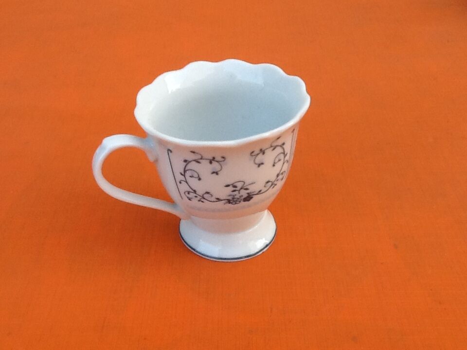 4 Cups / Saucers (shower foot) Coffee Porcelain arabesque décor / flowers