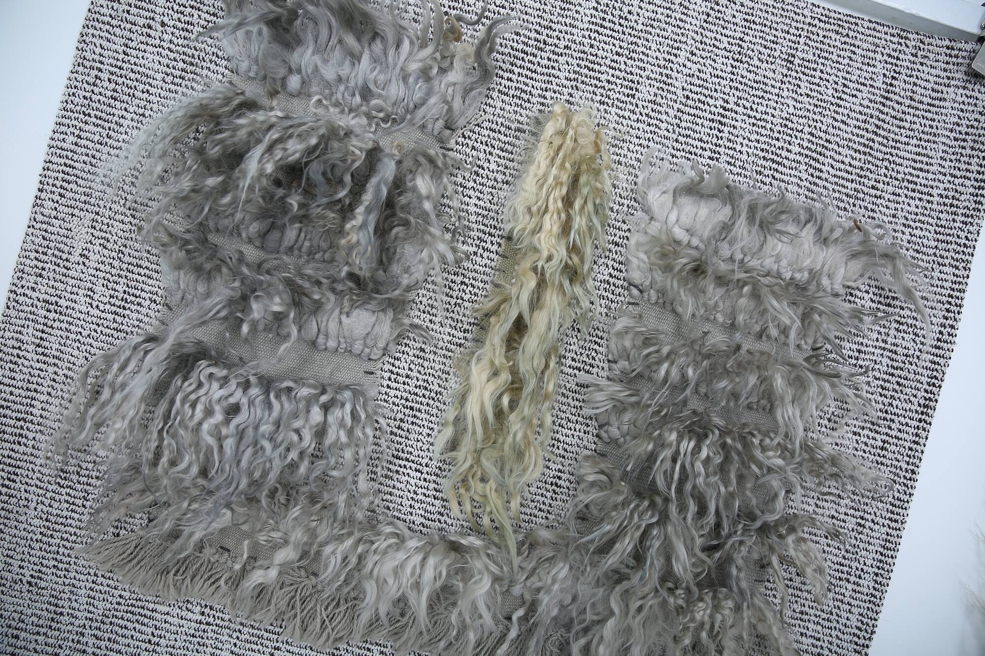 Tapis Mural Vintage Texturé en Laine Naturelle – Tons Gris & Crème, 90x98
